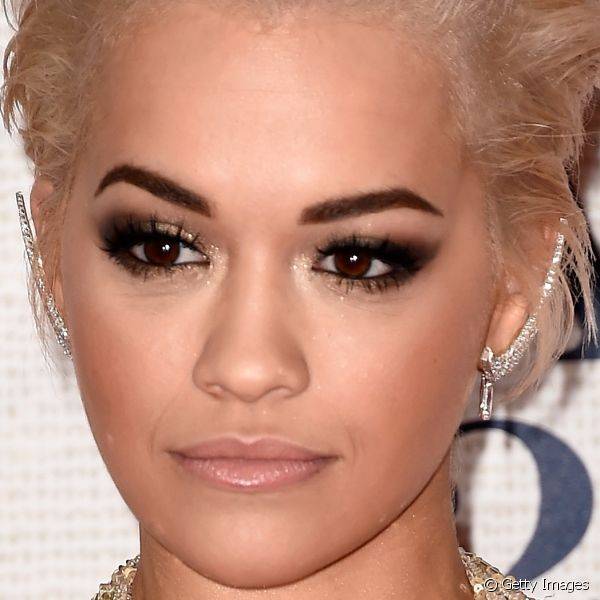 Rita Ora esfumou a sombra preta nos olhos de uma forma bem dram?tica e iluminou a parte interna dos olhos com sombra dourada